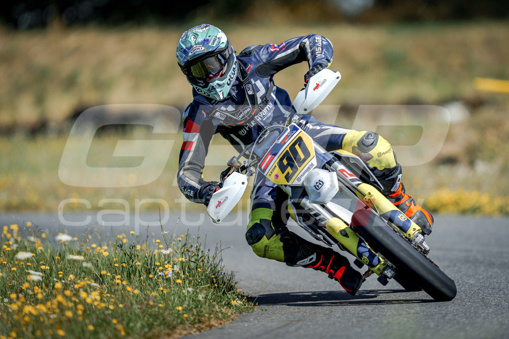 SuperMoto_Staatsmeisterschaft_Fuglau-310 | GRIPcapture steht für authentische Sportfotografie in Österreich – für Momente, die mehr sind als Geschwindigkeit oder Ergebnis. Es geht um Emotion, Spannung, Fokus und den Augenblick, der oft nur einen Wimpernschlag dauert.Ob Motorsport, Teamsport oder 