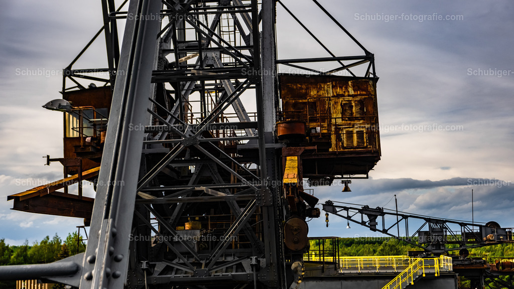 DSCF1993 | Ferropolis ist ein Industriemuseum und Veranstaltungsort in Gräfenhainichen östlich von Dessau-Roßlau auf einer Halbinsel im Gremminer See, dem ehemaligen Tagebau Golpa-Nord. Ferropolis ist Ankerpunkt der Europäischen Route der Industriekultur. Wikipedia - Realisiert mit Pictrs.com