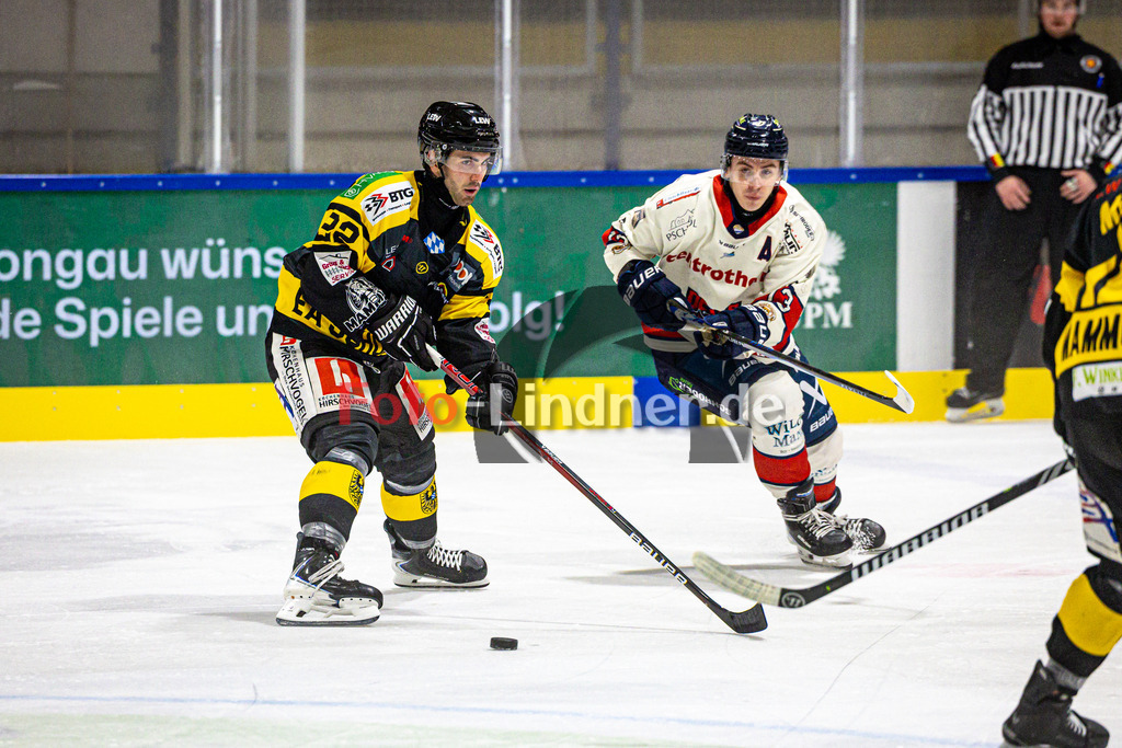 EA Schongau MANNUTS gegen VfE Ulm/Neu-Ulm DEVILS | Eishockey Bayernliga 2025/26 Vorrunde 6 Spieltag, EA Schongau MANNUTS gegen VfE Ulm/Neu-Ulm DEVILS, 20251031,David MOOR (EA Schongau MAMMUTS 22) in Aktion, Zweikampf,2025-10-31 in Schongau (Eisstadion Schongau), David MOOR (EA Schongau MAMMUTS 22), Julian TISCHENDORF (VfE Ulm/Neu-Ulm DEVILS 13)Copyright: WolfgangxLindner www.foto-lindner.de