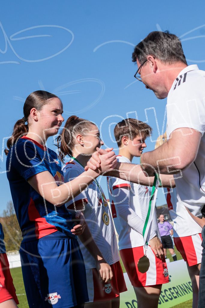 Gipfeltreffen der Frauen: Finale um den Sachsenlotto Landespokal 2026 | Am 1. Mai 2026 trafen im Endspiel des Sachsenlotto Landespokals die Frauen des Chemnitzer FC und die zweite Mannschaft von RasenBallsport Leipzig aufeinander. Vor stimmungsvoller Kulisse kämpften beide Teams ab 15:00 Uhr um die begehrte Trophäe des sächsischen Fußballs. Diese Galerie zeigt die Highlights, packende Zweikämpfe und die emotionalsten Momente des Finaltags. - Realisiert mit Pictrs.com