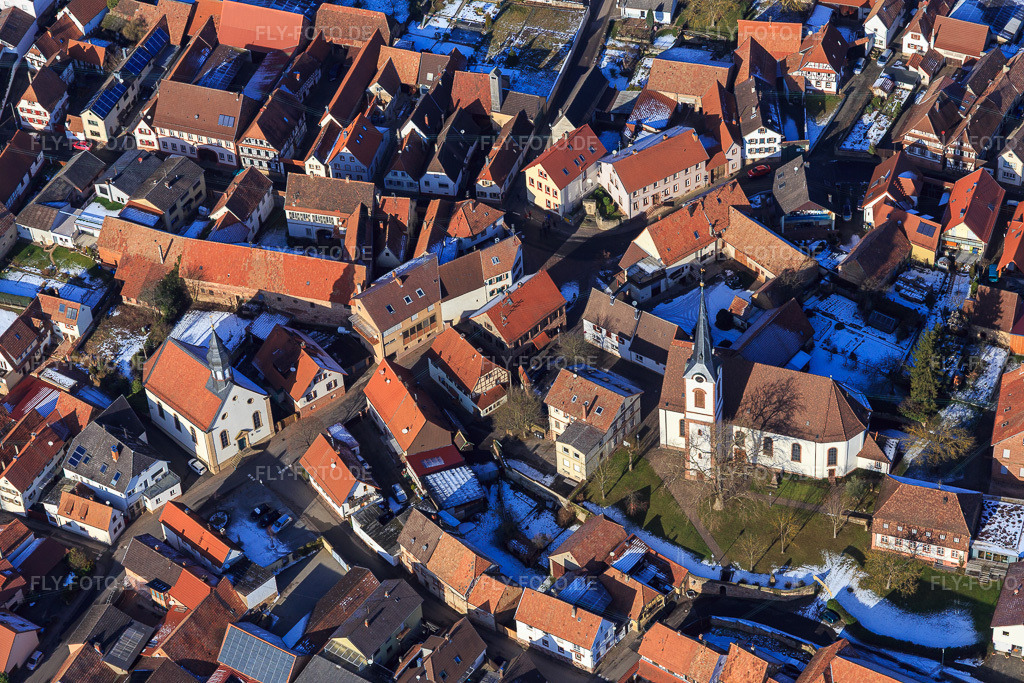 Luftbild: Laurentiusgarten an der Pfaffengasse im Winter bei Schnee in Göcklingen im Bundesland Rheinland-Pfalz in Deutschland. Foto: IMG_096185.jpg vom 15.01.2017 durch Werner Riehm/FLY-FOTO.de
