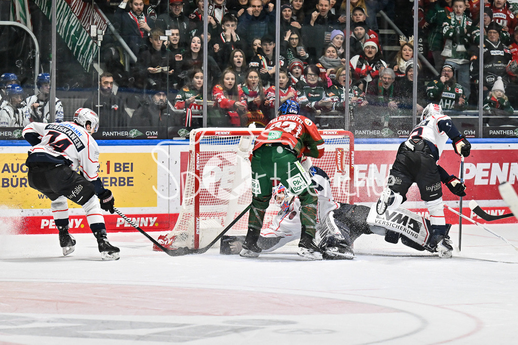 Augsburger Panther - Nürnberg Ice Tigers | AUGSBURG, GERMANY - 23. DECEMBER: in dieser Szene erzielt Alexander BLANK (Augsburger Panther 26) den Ausgleich zum 2-2 / Tor / Torschuetze / Freude / Happy während dem Match zwischen den Augsburger Panthern und den Nürnberg Ice Tigers am 31. Spieltag der Penny DEL im Curt Frenzel Stadion
