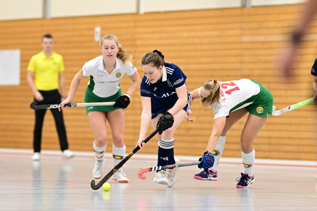 Hockey I Frauen I Saison 2023-2024 I 2. Bundesliga I TG Heimfeld - Hamburger Polo Club | Annika Wenzel (22, Hamburger Polo Club) Rike Dreeßen (6, TG Heimfeld) und Lea Hartmann (12, Hamburger Polo Club) - Realisiert mit Pictrs.com