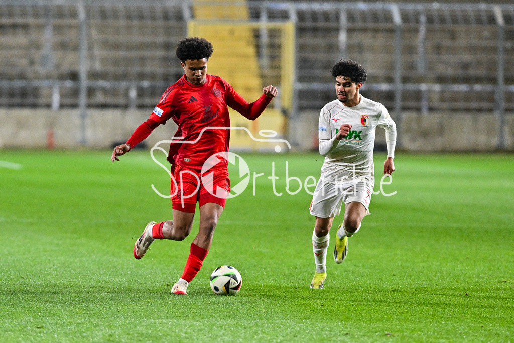 FC Bayern Amateure - FC Augsburg II | Im Duell  Julien YANDA (FC Bayern München II #3) und Aiman DARDARI (FC Augsburg II 7) / Zweikampf / Regionalliga Bayern: FC Bayern Muenchen II - FC Augsburg II, Gruenwalder Stadion am 14.03.2025