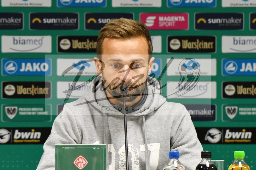 20200214_SCPFWK_0116 | Fussball, Herren: Trainer Michael Schiele (FC Wuerzburger Kickers) schaut waehrend des Spiels der 3. Liga zwischen SC Preussen Muenster und FC Wuerzburger Kickers im Preussenstadion am 14.02.2020 in Muenster, Deutschland.DFB / DFL REGULATIONS PROHIBIT ANY USE OF PHOTOGRAPHS AS IMAGE SEQUENCES AND/OR QUASI-VIDEO. - Realisiert mit Pictrs.com