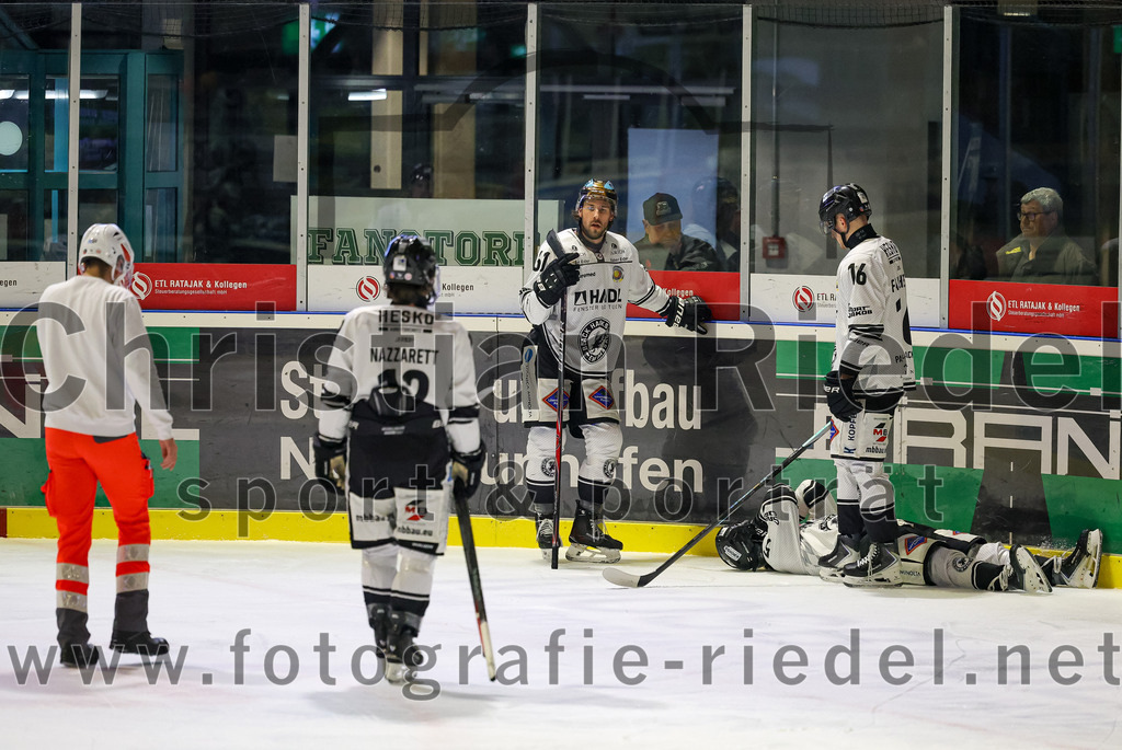 2025-11-25_057_TSV_Erding_gegen_EHF_Passau_Black_Hawks | Erding, Deutschland, 25.11.2025:Eishockey, Oberliga Süd 2025 / 2026, 20. Spieltag, TSV Erding gegen EHF Passau Black Hawks, Endergebnis: 2:3 n.V.Zack Nazzarett (EHF Passau Black Hawks, #12), Brendan Harrogate (EHF Passau Black Hawks, #61), Christoph Schmidt (EHF Passau Black Hawks, #5), Carson Briere (EC Peiting, #16)Foto: Christian Riedel / fotografie-riedel.net
