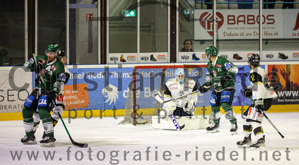 2023-11-17_001_TSV_Erding_gegen_EA_Schongau | Erding, Deutschland, 17.11.2023:
Eishockey, Bayernliga Vorrunde 2023 / 2024, 10. Spieltag, TSV Erding gegen EA Schongau, Endergebnis: 12:4

Thomas Plihal (Erding Gladiators, #39), Torwart Xaver Nagel (EA Schongau, #80)

Foto: Christian Riedel / fotografie-riedel.net