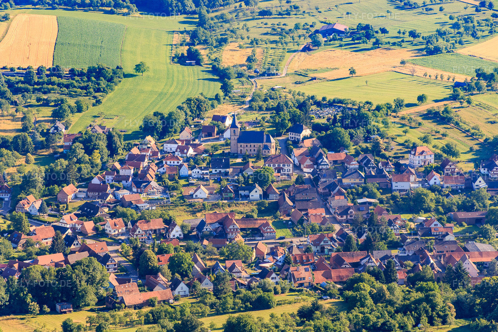 Luftbild: Ortsansicht von Süden in Preuschdorf im Bundesland Bas-Rhin in Frankreich. – Foto: IMG_082965.jpg vom 26.06.2015 durch Werner Riehm/FLY-FOTO.de – Auflösung des Originals: 5272 x 3515 px