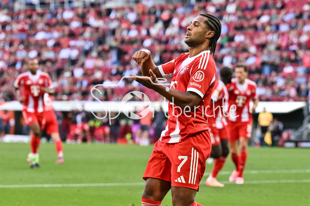 FC Augsburg - FC Bayern München | Jubel nach dem Treffer zum 0-1 durch Serge GNABRY (FC Bayern Muenchen 7) / Tor / Torschuetze / Freude / Happy, Bundesliga: FC Augsburg - FC Bayern München; WWK-Arena am 30.08.2025, DFL REGULATIONS PROHIBIT ANY USE OF PHOTOGRAPHS AS IMAGE SEQUENCES AND/OR QUASI-VIDEO