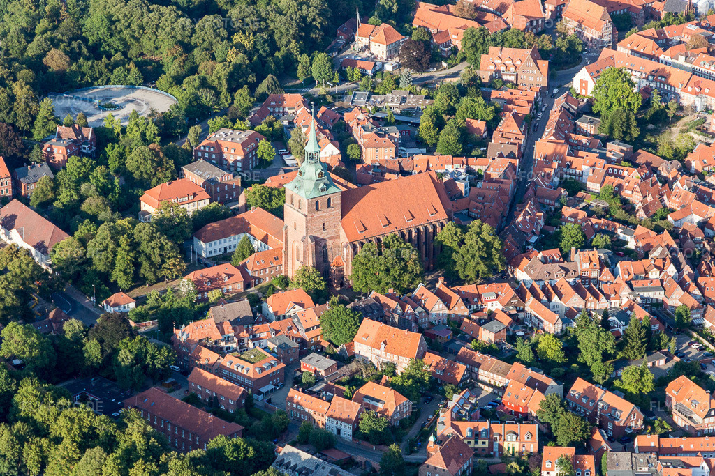 Luftbild: St. Michaeliskirche in Lüneburg im Bundesland Niedersachsen in Deutschland. – Foto: IMG_110654.jpg vom 22.08.2018 durch Werner Riehm/FLY-FOTO.de – Auflösung des Originals: 5208 x 3472 px