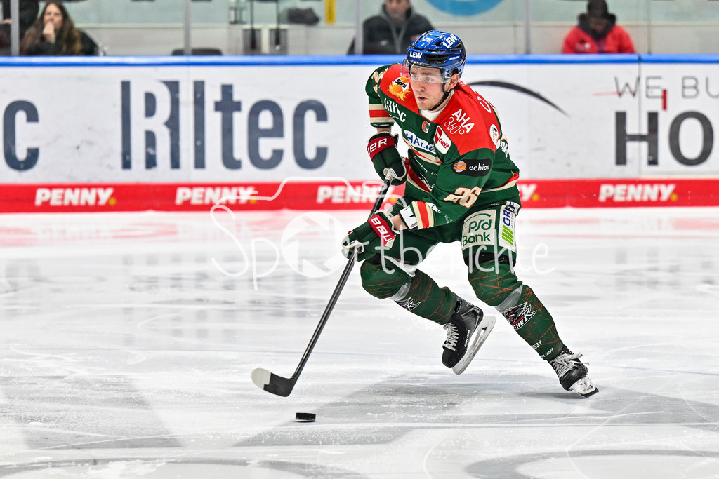 Augsburger Panther - EHC RB München | aUGSBURG, DEUTSCHLAND - 27. FEBRUAR: am Puck Alexander BLANK (Augsburger Panther 26) Einzelfoto / Freisteller während dem Match zwischen den Augsburger Panthern und dem EHC RB München am 46. Spieltag der Penny DEL im Curt Frenzel Stadion