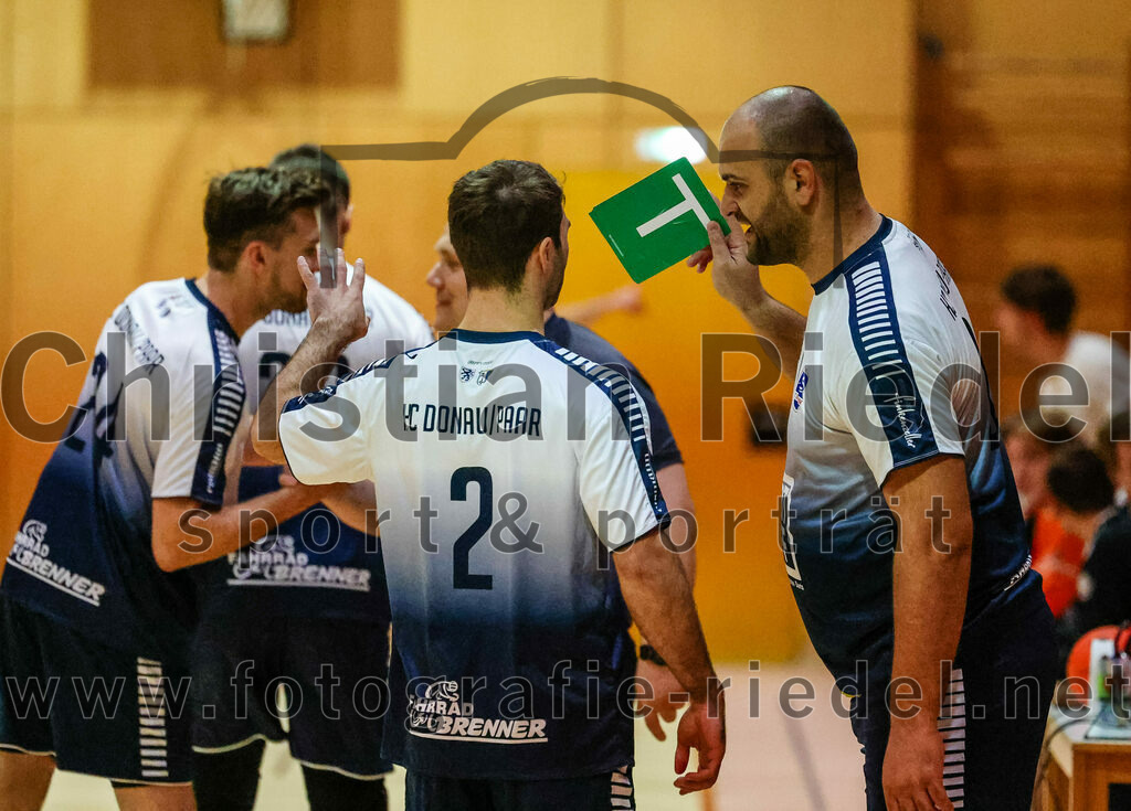 2023-11-11_004_SpVgg_Altenerding_gegen_HC_Donau-Paar | Erding, Deutschland, 11.11.2023:
Handball, Bezirksoberliga Männer 2023 / 2024, 7. Spieltag, SpVgg Altenerding gegen HC Donau/Paar, Endergebnis: 44:32

Dorian Trösken (HC Donau/Paar, #2), Dariush Fardanesh (HC Donau/Paar, #8)

Foto: Christian Riedel / fotografie-riedel.net