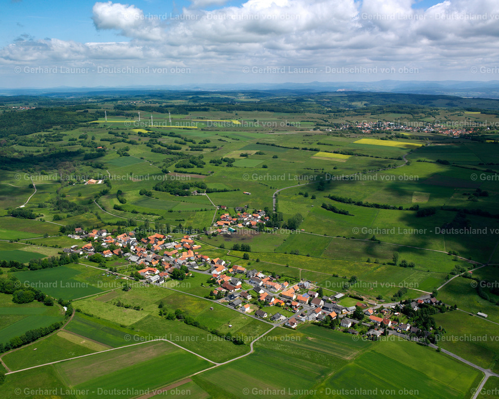2615346 | SALZ 09.06.2006 Landwirtschaftliche Nutzflächen und Feldgrenzen  umsäumen das Siedlungsgebiet des Dorfes in Salz im Bundesland Hessen, Deutschland // Agricultural land and field boundaries surround the settlement area of the village  in Salz in the state Hesse, Germany Foto: Gerhard Launer