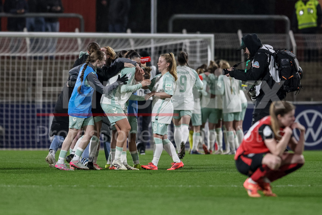 Fussball, DFB-Pokal Frauen, Bayer 04 Leverkusen - SV Werder Bremen | v.li.: Spielerinnen des SV Werder Bremen mit Jubel über den Sieg, Freude über das gewonnene Spiel, DIE DFB-RICHTLINIEN UNTERSAGEN JEGLICHE NUTZUNG VON FOTOS ALS SEQUENZBILDER UND/ODER VIDEOÄHNLICHE FOTOSTRECKEN. DFB REGULATIONS PROHIBIT ANY USE OF PHOTOGRAPHS AS IMAGE SEQUENCES AND/OR QUASI-VIDEO.