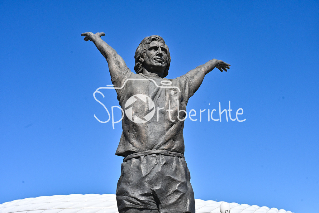 Allianz Arena | Das Denkmal fuer Gerd Mueller steht vor der Allianz Arena in Muenchen auf der Esplanade / Symbolbild / Kurt Landauer Stiftung