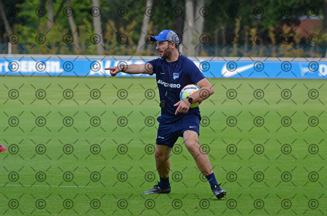 RGE_1777 | Sandro Schwarz war vom 1. Juli 2022 bis zum 16. April 2023 Cheftrainer bei Hertha BSC. Seine Amtszeit bei dem Berliner Bundesligisten dauerte damit knapp zehneinhalb Monate. Fotograf. Ralf Gebhardt - Realisiert mit Pictrs.com