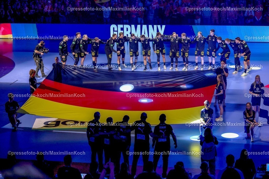 EHF26012603010 | 26.01.2026, Handball, Men's EHF EURO 2026, Deutschland - Dänemark, Jyske Bank Boxen in Herning, Dänemark, Main Round: Das deutsche Team steht bei der Nationalhymne Arm in Arm zusammen.  