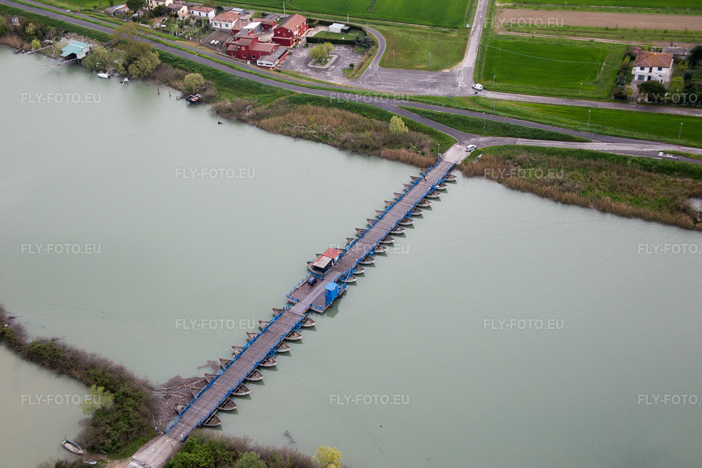 Vue aérienne: Rivière - Structure du pont Po di Gora à Gorino Veneto à Goro dans le département Ferrara, Italie. Photo: IMG_087642.jpg prise le 09/04/2016 par Werner Riehm/FLY-FOTO.eu – Résolution de l'original: 5472 x 3648 px