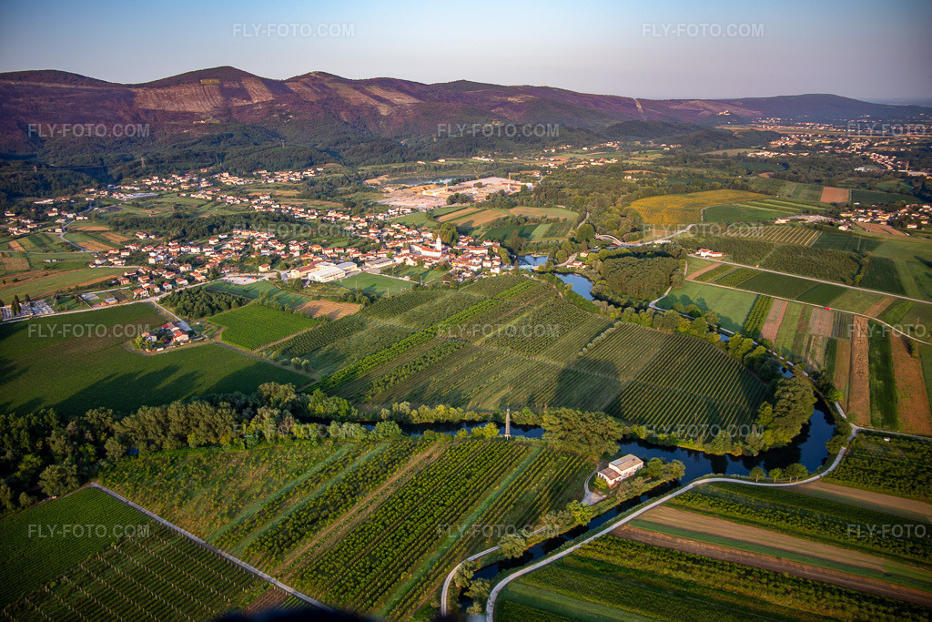 Aerial view: River loops of the Vipava in the district Renče in Renče-Vogrsko in the state Slovenia, Slovenia.Photo: IMG_137558.jpg taken on 07/16/2023 by Werner Riehm/FLY-FOTO.comResolution of the original: 5472 x 3648 px