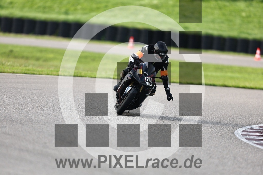 inst-20250928_00358 | Schöne Erinnerungen an spannende Momente - das festzuhalten ist unser Job. PIXELrace.de ist seit 2003 auf den Rennstrecken Europas unterwegs um die Action draußen beim Fahren und die wunderbare Stimmung imm Fahrerlager für euch einzufangen.