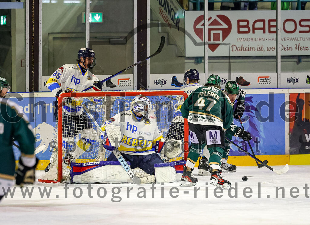 2025-12-05_093_TSV_Erding_gegen_Stuttgart_Rebels | Erding, Deutschland, 05.12.2025:Eishockey, Oberliga Süd 2025 / 2026, 23. Spieltag, TSV Erding gegen Stuttgart Rebels, Endergebnis: 5:6Kimi Saffran (Stuttgart Rebels, #53), Marco Pfleger (Erding Gladiators, #47), Lukas Gaus (Erding Gladiators, #23)Foto: Christian Riedel / fotografie-riedel.net