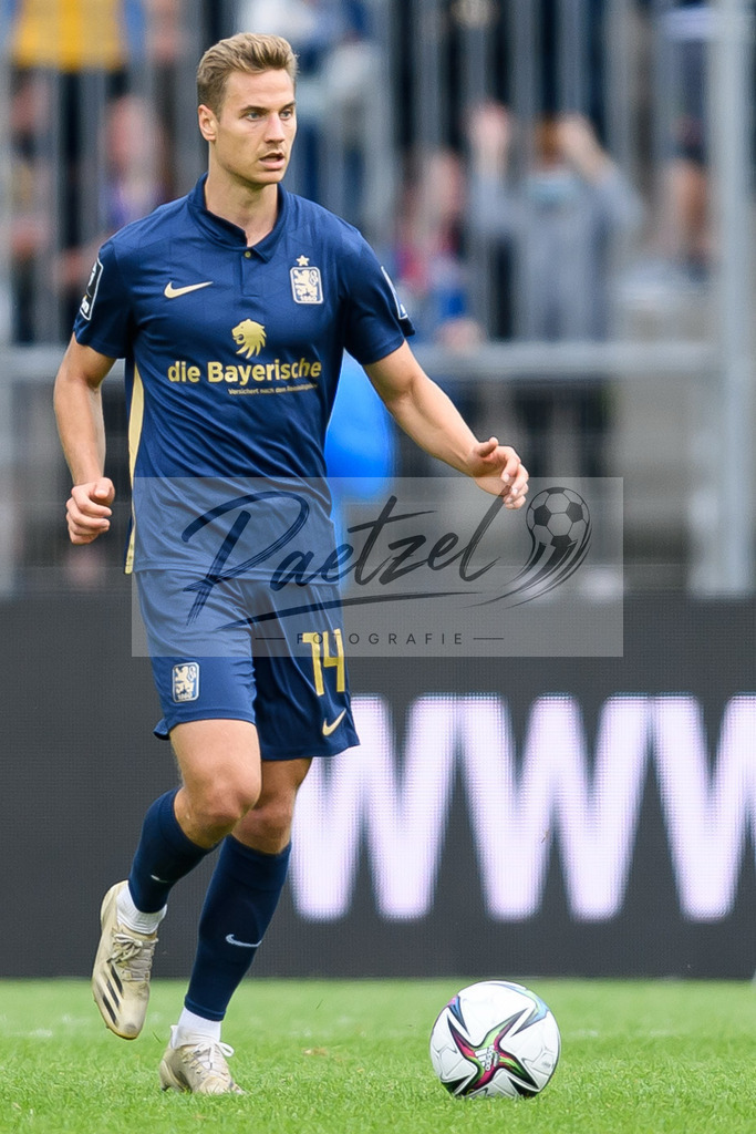 EBSTSV20210828_194 | Fussball, Herren: Dennis Dressel (TSV 1860 Muenchen) in Aktion, am Ball, Einzelaktion beim Spiel der 3. Liga zwischen Eintracht Braunschweig und TSV 1860 Muenchen im Eintracht-Stadion am 28.08.2021 in Braunschweig, Deutschland.DFB / DFL REGULATIONS PROHIBIT ANY USE OF PHOTOGRAPHS AS IMAGE SEQUENCES AND/OR QUASI-VIDEO. - Realisiert mit Pictrs.com