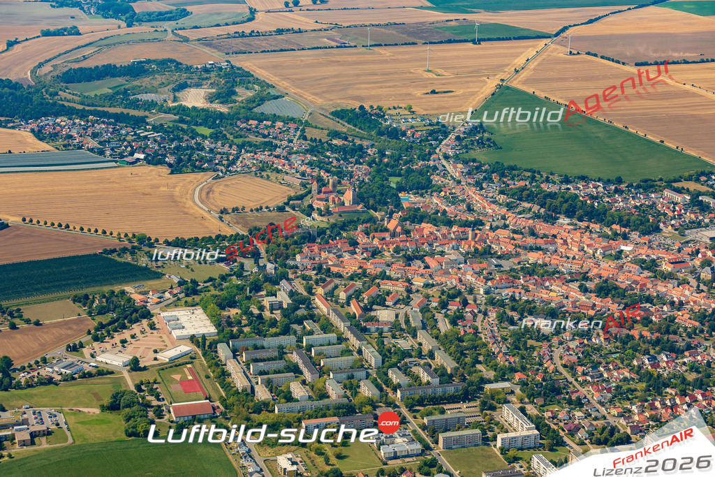 Stadt Querfurt von Oben- Die Luftaufnahme wurde 2025 vom UL-Flugzeug heraus erstellt ( keine Drohnenaufnahme ) - Hochauflösende Luftaufnahme - für Wandbilder und großformatige Ausdrucke geeignet. Das besondere Geschenk!Hier alle&nbsp;Infos zur Lizenzierung der LuftaufnahmeWir fliegen auch dieses Jahr wieder in Ihre Region um Luftbilder zu erstellen.- Luftbild anfragen