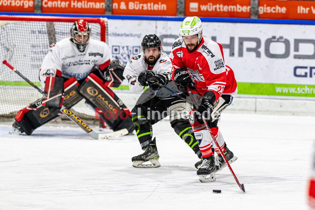Spiel 3 Finale TSV Peißenberg Miners vs EHC Königsbrunn | Eishockey Bayernliga Playoffs 2023/2024, Spiel 3 Finale TSV Peißenberg Miners vs EHC Königsbrunn, 20240328,
Dejan VOGL (Miners 23) am Puck,
2024-03-28 in Peißenberg (Eisstadion)
23 Dejan VOGL (Miners 23), 43 Hayden TRUPP (EHC 43), 32 Stefan VAJS (EHC Goalie 32)
Copyright: WolfgangxLindner foto-lindner.de