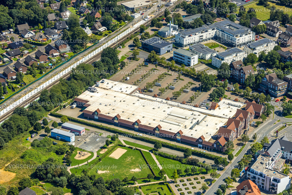 Voerde240802616 | Luftbild, Einkaufszentrum Friedrichsfelder Straße, Senioren-Park carpe diem Voerde Altenpflege, Stadtpark und JuZ Voerde Jugendzentrum, Ausbau der Betuweroute und Betuwe-Linie Eisenbahnstrecke, Baustelle mit Schallschutzwand, Voerde, Ruhrgebiet, Niederrhein, Nordrhein-Westfalen, Deutschland