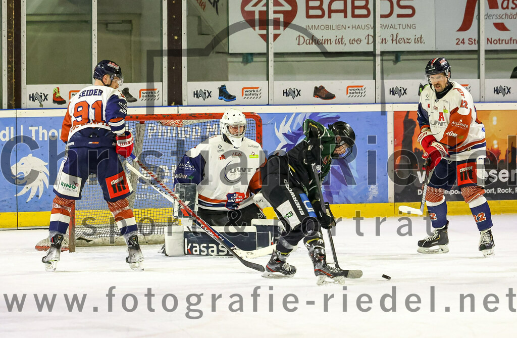 2023-03-07_060_TSV_Erding_gegen_ESC_Kempten | Erding, Deutschland, 07.03.2023:
Eishockey, Bayernliga Playoffs 2022 / 2023, Viertelfinale, TSV Erding gegen ESC Kempten, Endergebnis: 9:3

Mauro Seider (ESC Kempten, #91), Torwart David Blaschta (ESC Kempten, #1), Erik Modlmayr (Erding Gladiators, #21), Daniel Rau (ESC Kempten, #22)

Foto: Christian Riedel / fotografie-riedel.net