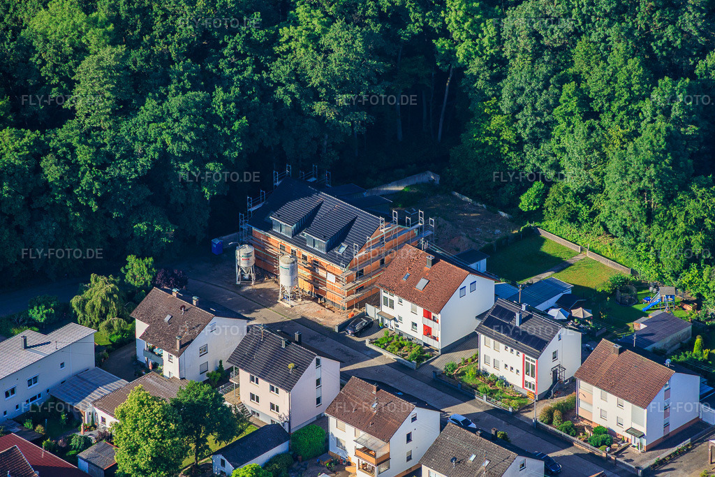 Luftbild: Baustelle für Neubau eines Sechsfamilienhaus in der Elsässer Straße in Kandel im Bundesland Rheinland-Pfalz in Deutschland. – Foto: IMG_157335.jpg vom 18.06.2026 durch Werner Riehm/FLY-FOTO.de – Auflösung des Originals: 5668 x 3778 px