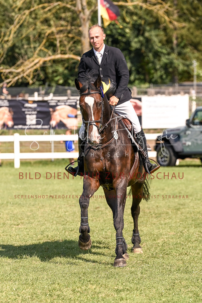 Schugtsche-Düren.2024-10.Springprf.M_-94 | Schugtsche Fotografie - Realisiert mit Pictrs.com