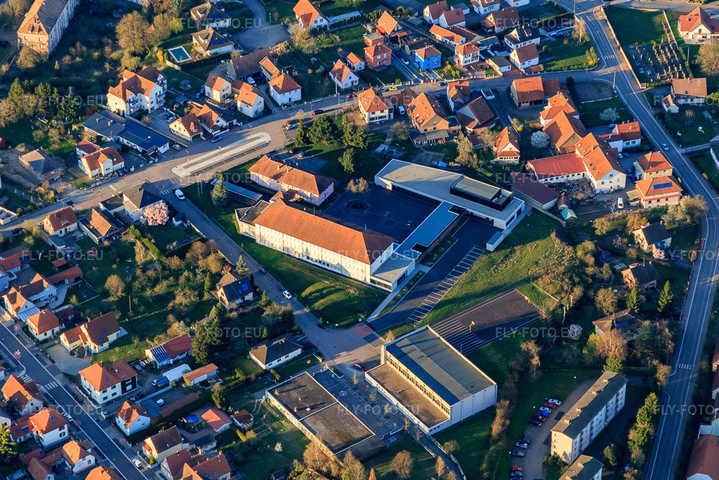 Vue aérienne: Collège Georges Holderith à le quartier Neulauterburg in Lauterbourg dans le département Bas Rhin, France.Photo: IMG_097876.jpg prise le 27/03/2017 par Werner Riehm/FLY-FOTO.euRésolution de l'original: 4888 x 3258 pxCollège Georges Holderith - Collège