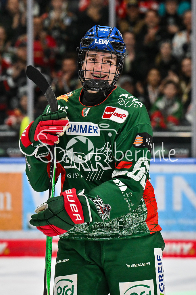 Augsburger Panther - Löwen Frankfurt | Die Speiler der Augsburger Panther feiern zusammen mit den Fans den Heimsieg gegen Frankfurt - Liron PELLIZZARI (Augsburger Panther 60) - beim match zwischen den Augsburger Panthern und den Löwen Frankfurt am 8. Spieltag der Penny DEL im Curt Frenzel Stadion am 19.10.2025