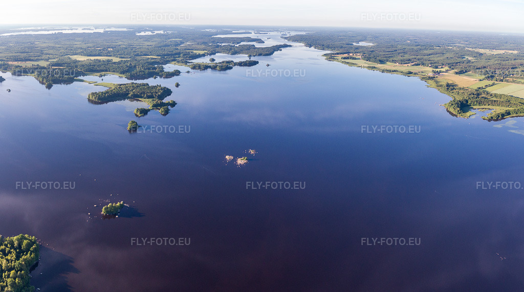 Vue aérienne: Vue de la ville à Skäggalösa dans le département Kronoberg, Suède. Photo: IMG_108093-Pano.jpg prise le 28/06/2018 par Werner Riehm/FLY-FOTO.eu – Résolution de l'original: 5481 x 3059 px