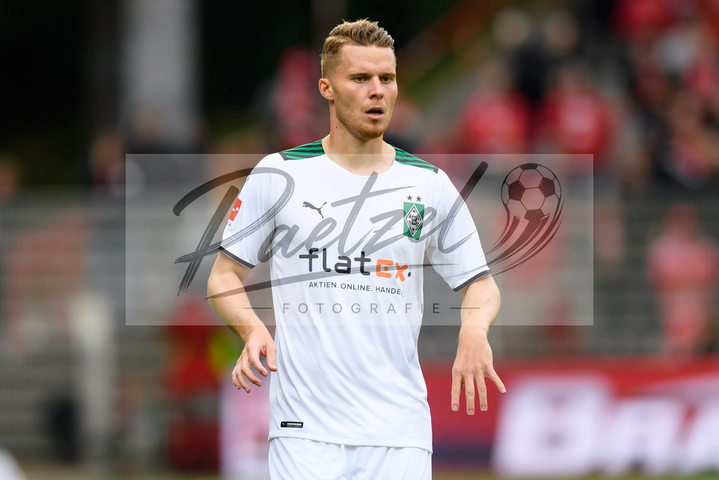 FCUBMG20210829_100 | Fussball, Herren: Nico Elvedi (Borussia Moenchengladbach) schaut beim Spiel der 1. Bundesliga zwischen 1. FC Union Berlin und Borussia Moenchengladbach im Stadion An der Alten Foersterei am 29.08.2021 in Berlin, Deutschland. - Realisiert mit Pictrs.com