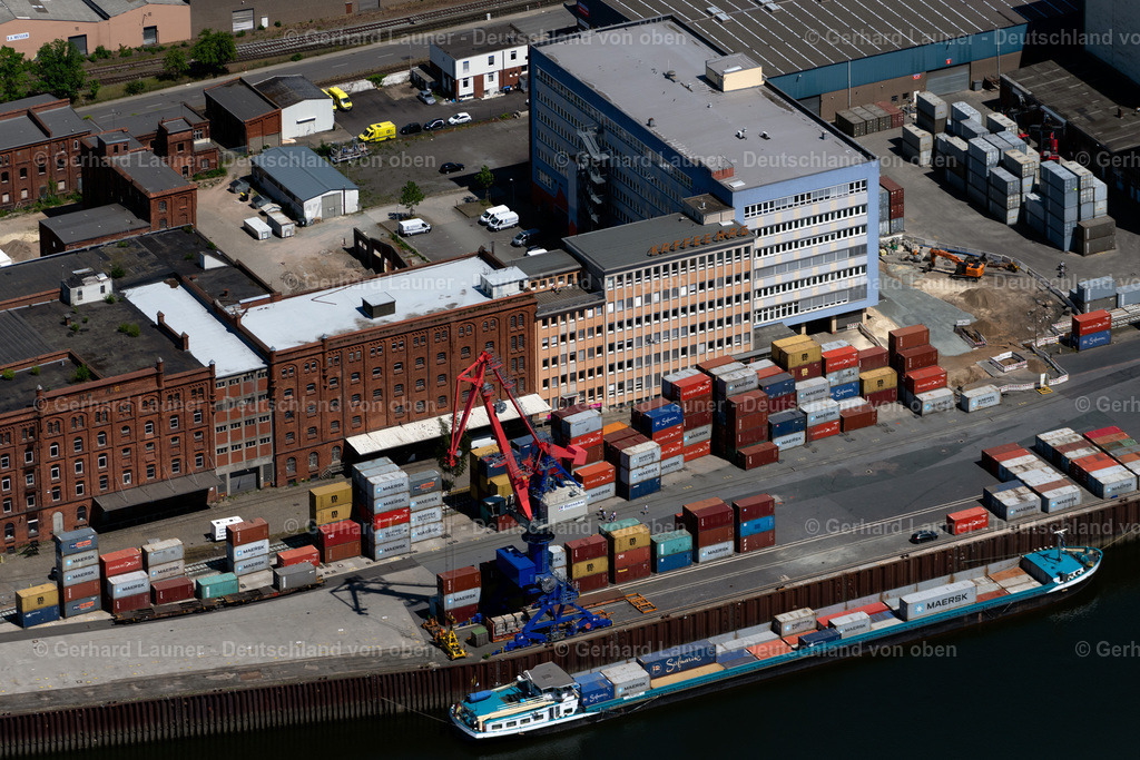 4029397 | BREMEN 01.06.2020 Containerterminal im Containerhafen des Binnenhafen an der Weser mit Gewerbegebäuden an der Straße Fabrikenufer in Bremen, Deutschland. // Container Terminal in the port of the inland port on of Weser with Gewerbegebaeuden on Strasse Fabrikenufer in Bremen, Germany. Foto: Gerhard Launer