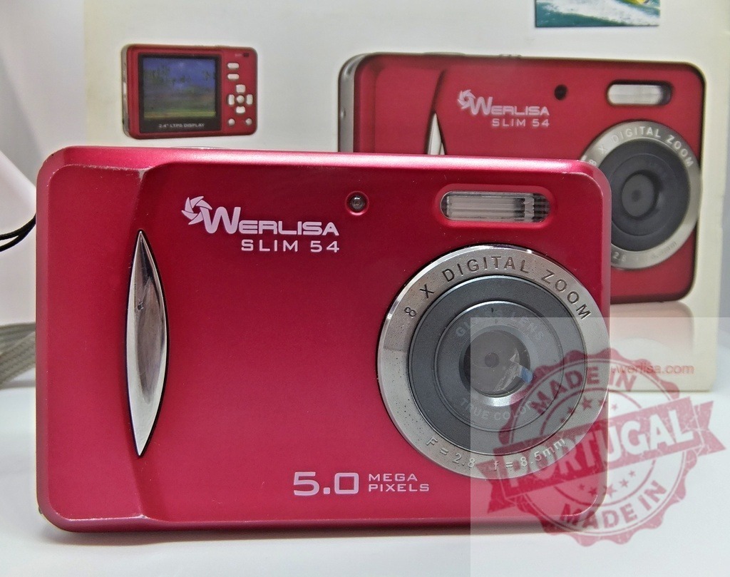Werlisa Slim 54 red vintage digital camera | Werlisa Slim 54 red compact digital camera showing retro electronic technology - Realisiert mit Pictrs.com