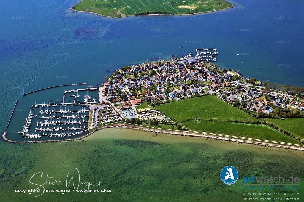 Luftbilder Ostseefjord Schlei, Maasholm, Port Olpenitz, Schleimünde | Der Yachthafen Maasholm verfügt über eine moderne Marina mit Strom- und Wasseranschluss an allen Stegen, Wassertiefen von 2 bis 4 Metern, und bietet Platz für Boote bis über 20 Meter Länge. Die Liegeplätze sind mit grünen Schildern als frei gekennzeichnet, Belegung erfolgt längsseits oder in Boxen mit Heckpfählen. Sanitäre Einrichtungen wie Duschen, Toiletten, Waschmaschine und Trockner sind vorhanden und werden über eine Chipkarte bedient.