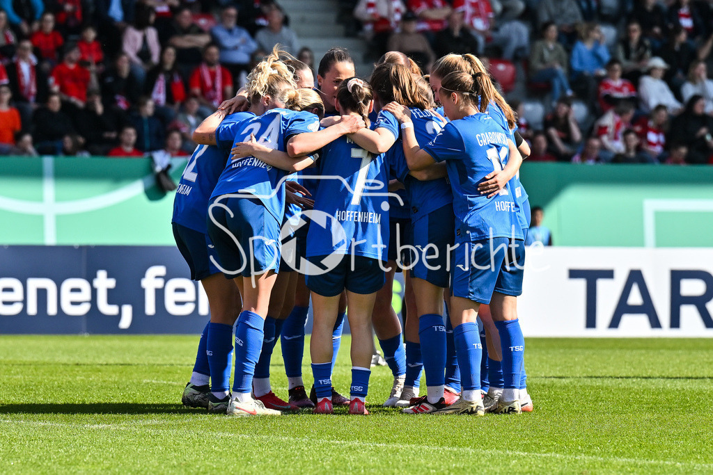 FC Bayern München - TSG 1899 Hoffenheim | Jubel der Hoffenheimerinnen nach dem Treffer zum 0-2 durch Feli Petra DELACAUW (TSG Hoffeneheim Frauen 24) / Tor / Torschuetze / Freude / Happy / Frauen DFB Pokal: FC Bayern Muenchen - TSG 1899 Hoffenheim, FC Bayern Campus am 22.03.2025