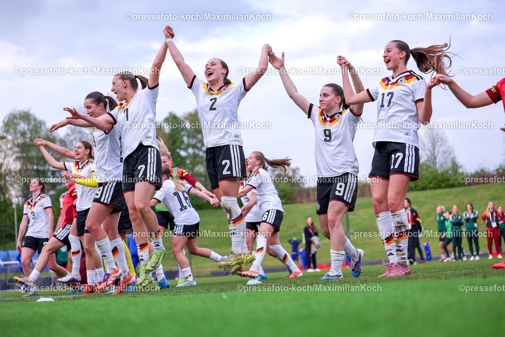 DFB16042601074 | 16.04.2026, Essen, Fußball, UEFA Womens UNDER 19 Championship qualification, Germany - France, Stadion Uhlenkrug, Saison 2025 / 2026: Abschlussjubel nach dem 2:1 Sieg der deutschen Nationalmannschaft.  v.l. Lany Mia Bäcker (Deutschland U19 #13) Leni Eggert (Deutschland U19 #11) Janne Krumme (Deutschland U19 #01) Laila Portella (Deutschland U19 #19) Zoe Schick (Deutschland U19 #07) Felicia Sophie Sträßer (Deutschland U19 #02) Leonie Köpp (Deutschland U19 #09) Helen Börner (Deutschland U19 #17) Maria Penner (Deutschland U19 #14)   DFB regulations prohibit any use of photographs as image sequences and or quasi-video.