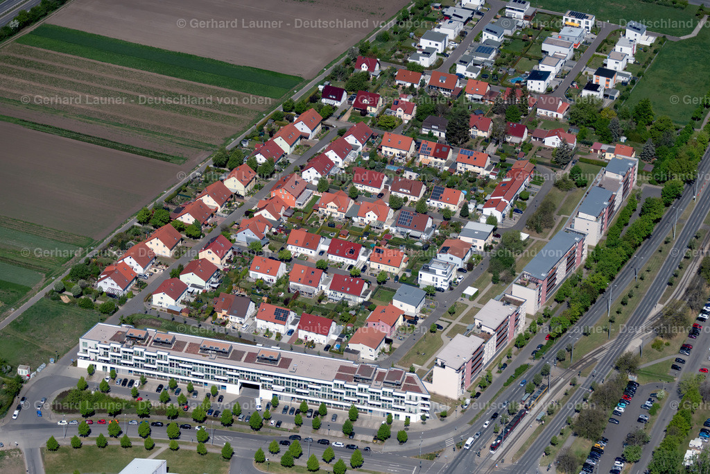 4026691 | ERFURT 07.05.2020 Wohngebiet einer Einfamilienhaus- Siedlung am Heinrich-Hübschmann-Ring und das Mehrfamilienhaus- Wohngebäude "Nordkap" an der Ritschlstraße im Ortsteil Andreasvorstadt in Erfurt im Bundesland Thüringen, Deutschland. Weiterführende Informationen bei: D.E.S. Immobilien Consulting GmbH &amp; Co.KG,  Erfurt &amp; Partner GmbH,  Imm-Trend Immobilien GmbH,  MdW - Mitteldeutsche Wohnen KG,  Osterwold Schmidt Exp!ander Architekten BDA. // Single-family residential area of settlement on Heinrich-Huebschmann-Ring and the multi-family residential building "Nordkap" on Ritschlstrasse in the district Andreasvorstadt in Erfurt in the state Thuringia, Germany. Further information at: D.E.S. Immobilien Consulting GmbH &amp; Co.KG,  Erfurt &amp; Partner GmbH,  Imm-Trend Immobilien GmbH,  MdW - Mitteldeutsche Wohnen KG,  Osterwold Schmidt Exp!ander Architekten BDA. Foto: Gerhard Launer