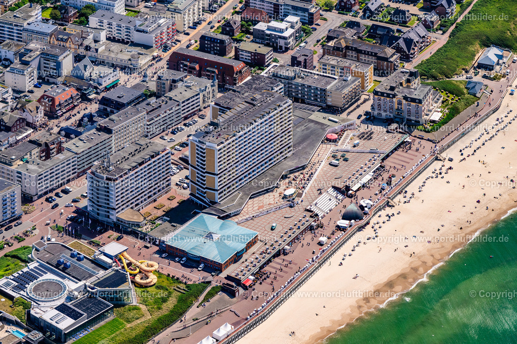 Sylt_Westerland_Strand_Neüs_Kurhaus_ELS_4775130625 | SYLT 13.08.2025 Hochhaus- Gebäude der Hotelanlage und des Congress Centrum am Sandstrand an der Friedrichstraße in Sylt Nordsee - Insel im Bundesland Schleswig-Holstein, Deutschland. Weiterführende Informationen bei: Hotel Roth, Hayo Feikes & Co.,  Insel Sylt Tourismus-Service GmbH. // High-rise building of the hotel complex and the Congress Center on the sandy beach at Friedrichstrasse in Sylt, North Sea island in the federal state of Schleswig-Holstein, Germany. Further information at: Hotel Roth, Hayo Feikes & Co.,  Insel Sylt Tourismus-Service GmbH. Foto: Martin Elsen