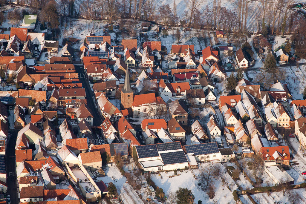 Luftbild: Winterlich schneebedeckte Dorf im Ortsteil Heuchelheim in Heuchelheim-Klingen im Bundesland Rheinland-Pfalz in Deutschland. Foto: IMG_24457.jpg vom 16.02.2010 durch Werner Riehm/FLY-FOTO.de
