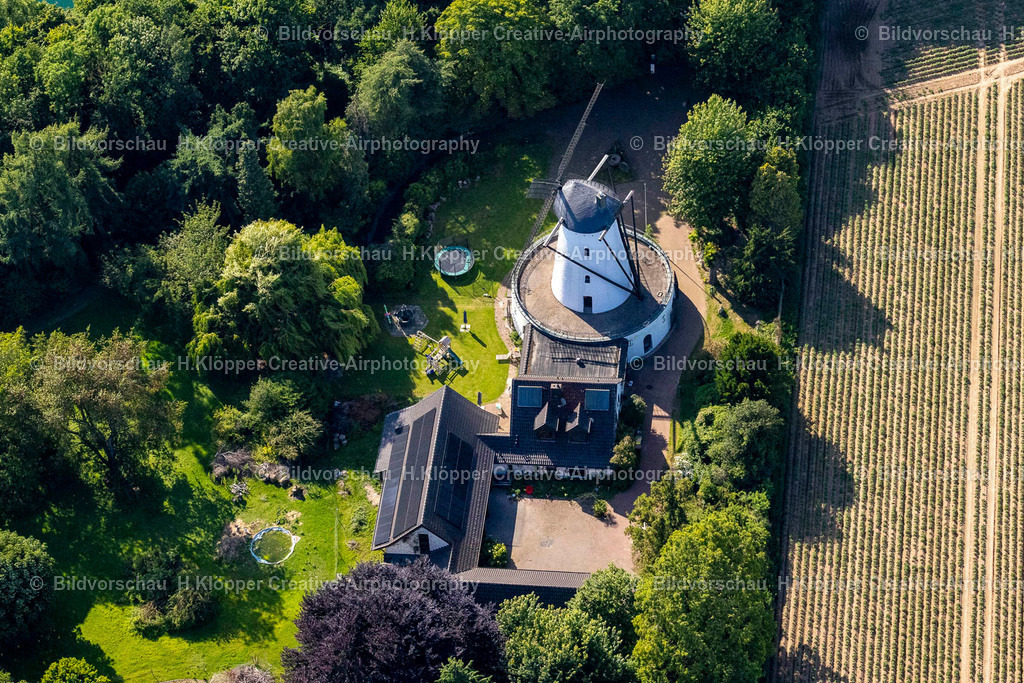 Luftbild Kerken-Stenden-4874 | LuftbildfotografieHistorische Windmühle "Stendener Mühle"am Gehöft eines Bauernhofes am Rand von bestellten Feldern an der Straße Stendener Mühle in Kerken im Bundesland Nordrhein-Westfalen, Deutschland - Realisiert mit Pictrs.com
