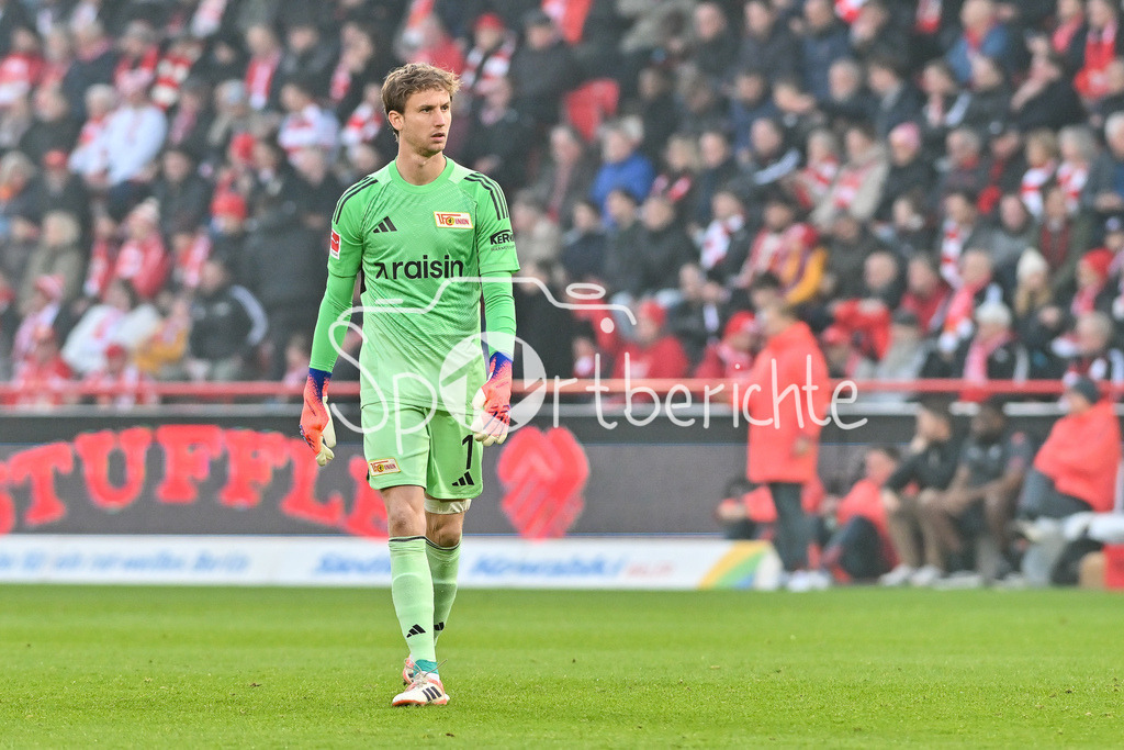 1. FC Union Berlin - FC Bayern München | Berlin, DEUTSCHLAND - 8. NOVEMBER: im Bild Frederik RÖNNOW (Union Berlin 1) mit hängendem Kopf, Enttäuscht Einzelfoto / Freisteller während dem Bundesligamatch zwischen dem 1. FC Union Berlin und dem FC Bayern München am 10. Spieltag im Stadion an der alten Försterei am 8. November 2025 in Berlin, Germany / DFL REGULATIONS PROHIBIT ANY USE OF PHOTOGRAPHS AS IMAGE SEQUENCES AND/OR QUASI-VIDEO