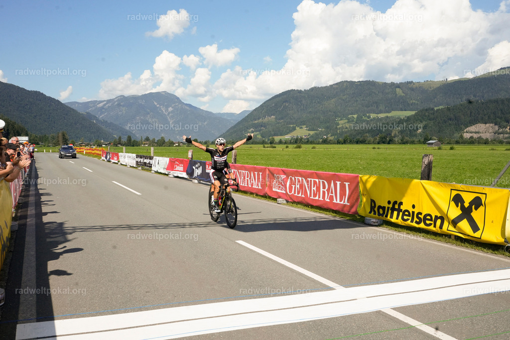 841_20230817_Bewerb_Maenner_Muehlanger | AUT - OESTERREICH, 2023-08-16: SPORT RENNRAD-FAHREN - 55. INTERNATIONALER RADWELTPOKAL IN ST. JOHANN IN TIROL  - Vintage-Radrennen mit WM-Bronze-Medaillen-Siegerin Christina Schweinberger, den Teilnehmer und Alexander Baumann (vom Orginastions-Team) - TAG 2 BEWERB MAENNER IN SECHS GRUPPEN  ; Foto: Roland Muehlanger