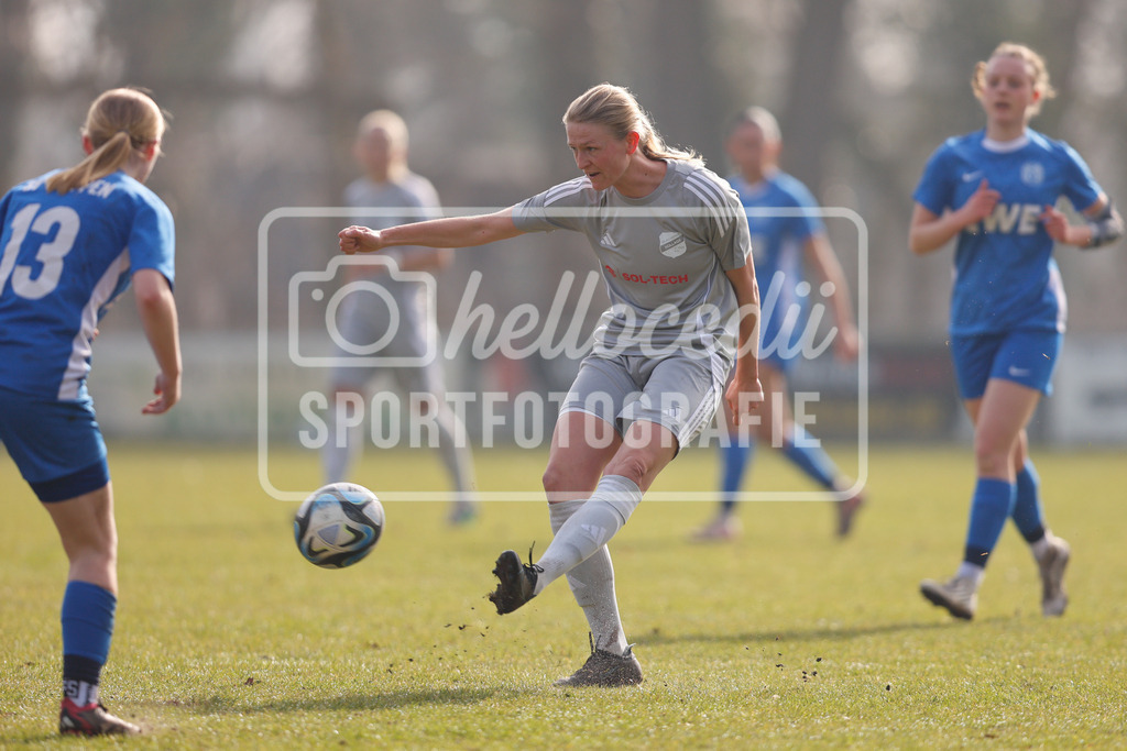 Fußball I Frauen I Saison 2025-2026 I Oberliga Niedersachsen I 15. Spieltag I SV Meppen 1912 e.v. U20 2 - BW Hollage -18 | Marie Wulftange (8, BW Hollage) schießt auf das Tor. - Realisiert mit Pictrs.com