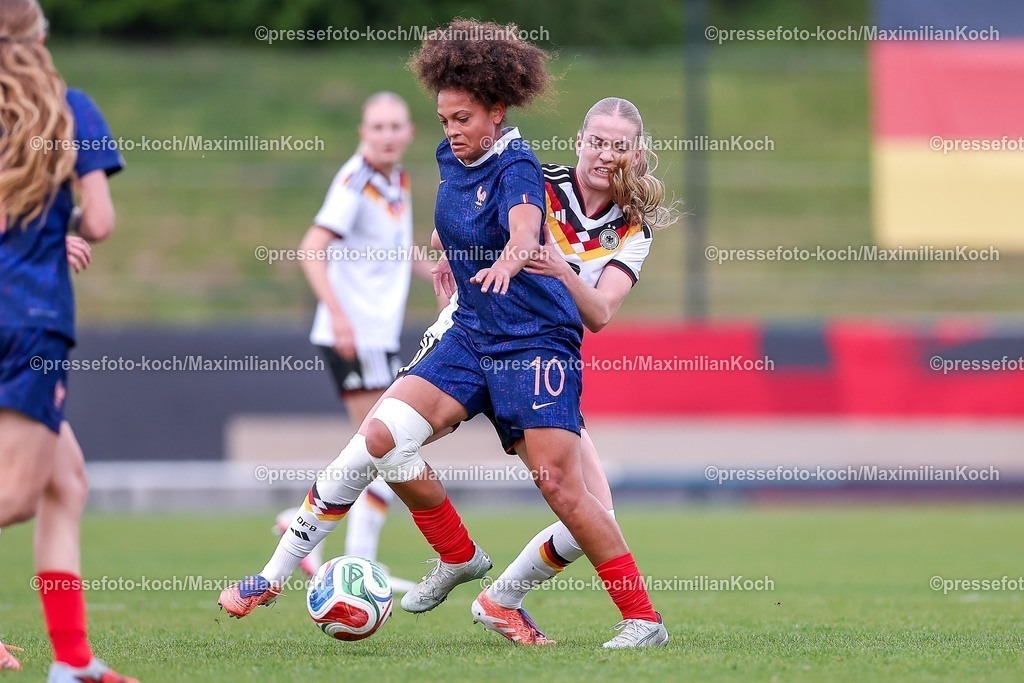 DFB16042601020 | 16.04.2026, Essen, Fußball, UEFA Womens UNDER 19 Championship qualification, Germany - France, Stadion Uhlenkrug, Saison 2025 / 2026: Marie Gmeineder (Deutschland U19 #06) im Zweikampf gegen  Ornella Graziani (Frankreich U19 #10)  DFB regulations prohibit any use of photographs as image sequences and or quasi-video.