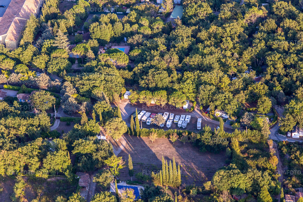 Aerial view: Camping Caravaning du Lac in Montauroux in the state Var, France. – Photo: IMG_129553.jpg taken on 09/18/2021 by Werner Riehm/FLY-FOTO.com – Resolution of the original: 5472 x 3648 px